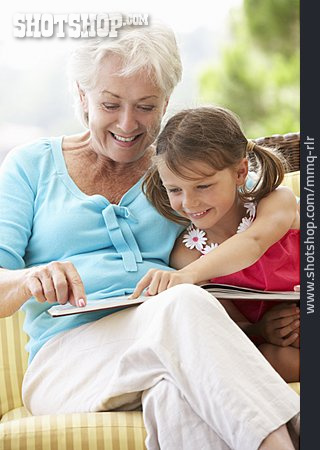 
                Großmutter, Vorlesen, Enkelin                   
