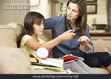 
                Mutter, Tochter, Hausaufgaben, Kindererziehung                   