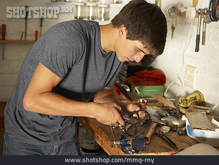 
                Teenager, Reparatur, Hobby, Werkbank                   