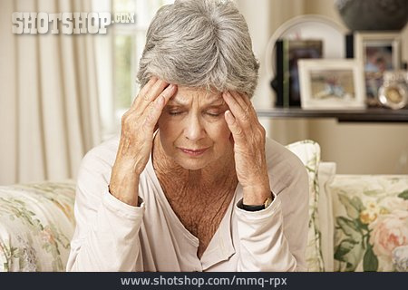 
                Frau, Seniorin, Kopfschmerzen, Migräne                   