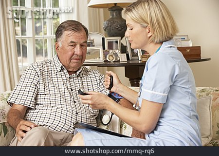 
                Senior, Pflege & Fürsorge, Altenpflegerin, Blutdruck                   