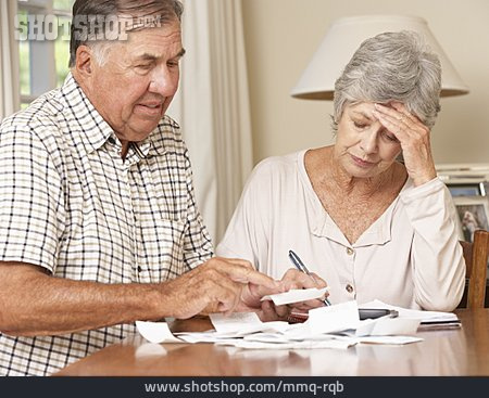 
                Rechnungen, Seniorenpaar                   