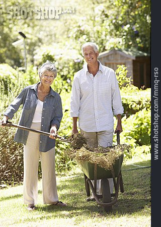
                Gartenarbeit, Unkraut, Seniorenpaar                   
