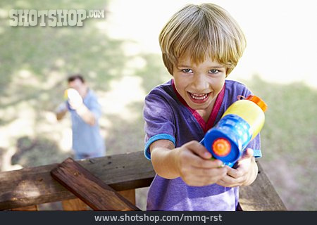 
                Junge, Spielen, Wasserpistole                   
