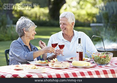
                Rotwein, Anstoßen, Seniorenpaar                   