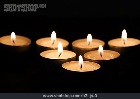 
                Kerzenschein, Teelichter, Adventszeit                   