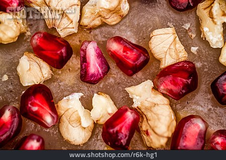 
                Nüsse, Granatapfelkerne                   