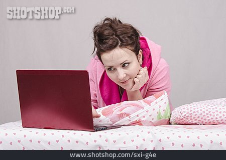 
                Frau, Laptop, Online, Chatten                   