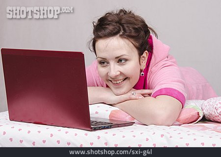 
                Junge Frau, Häusliches Leben, Laptop, Internet                   