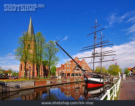 
                Hafen, Segelschiff, Nikolaikirche, Papenburg                   