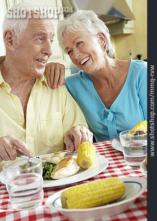 
                Gesunde Ernährung, Mittagessen, Seniorenpaar                   