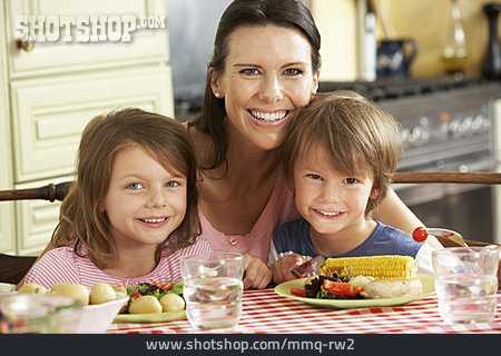 
                Kind, Mutter, Gesunde Ernährung, Mittagessen                   