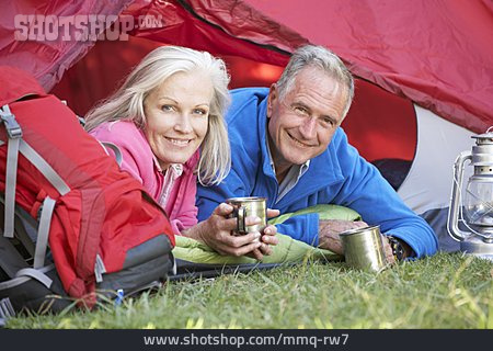 
                Camping, Campingurlaub, Seniorenpaar                   