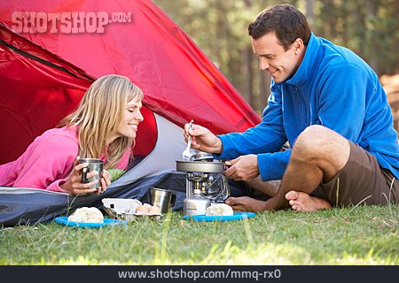 
                Paar, Kochen, Campingplatz                   
