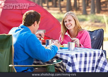 
                Paar, Essen, Mahlzeit, Campingplatz                   