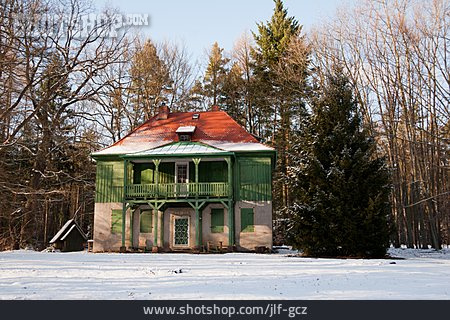 
                Holzhaus, Ferienhaus, Winterpause, Waldhaus                   