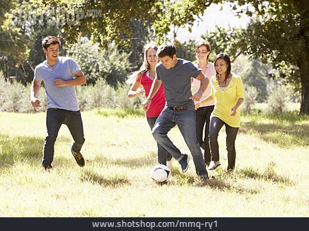 
                Fußball, Spielen, Freunde                   