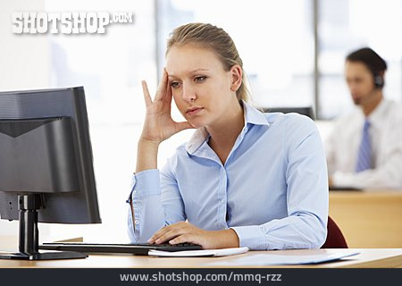 
                Frau, Büro, Kopfschmerzen, überarbeitet, Büroangestellte, Computerarbeitsplatz                   