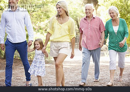 
                Kind, Spaziergang, Familie, Großeltern                   