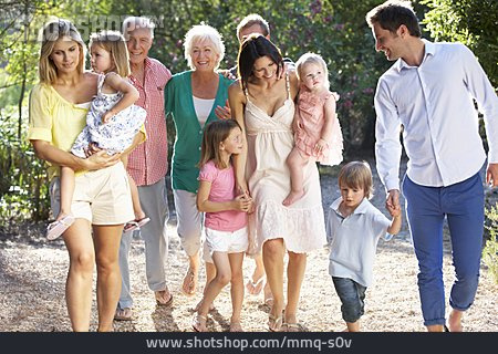 
                Spaziergang, Großfamilie, Familienausflug                   