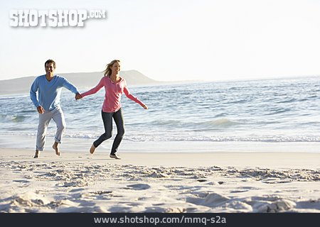 
                Paar, Reise & Urlaub, Strandspaziergang, Ehepaar                   