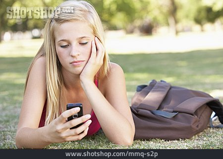 
                Teenager, Gelangweilt, Mobiltelefon                   