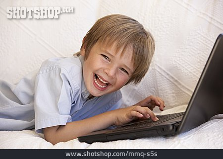 
                Junge, Kind, Häusliches Leben, Laptop                   
