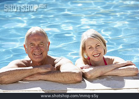 
                Pool, Schwimmbecken, Seniorenpaar                   