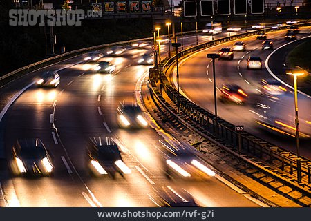 
                Nacht, Straßenverkehr, Stadtautobahn                   