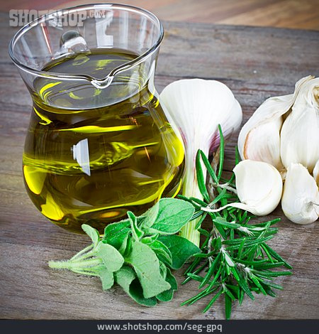 
                Olivenöl, Knoblauchzehen, Küchenkräuter                   