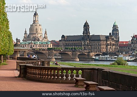 
                Elbe, Dresden, Frauenkirche                   