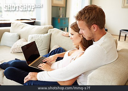 
                Paar, Sofa, Laptop, Internet                   