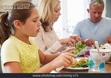
                Gesunde Ernährung, Salat, Tochter, Familie, Mittagessen                   