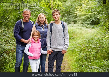 
                Zusammenhalt, Waldweg, Familienportrait                   