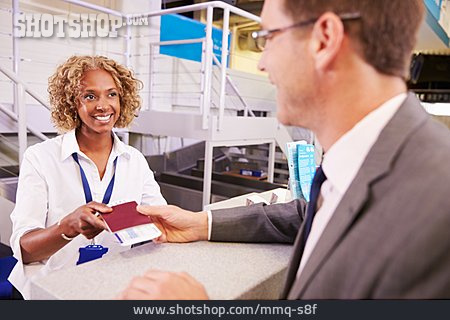 
                Geschäftsmann, Flughafen, Check-in, Dienstreise                   