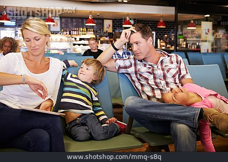
                Flughafen, Familie, Wartebereich                   