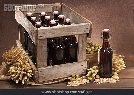 
                Holzkiste, Bierflaschen, Bügelverschluss                   
