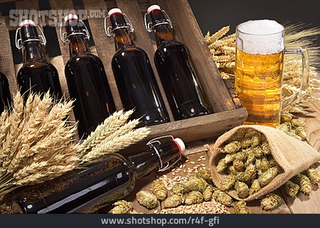 
                Bier, Holzkiste, Bierflaschen, Bügelverschluss                   