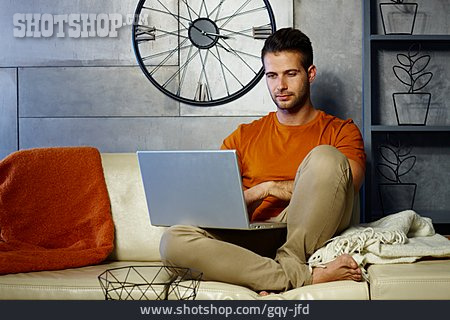 
                Mann, Häusliches Leben, Laptop                   