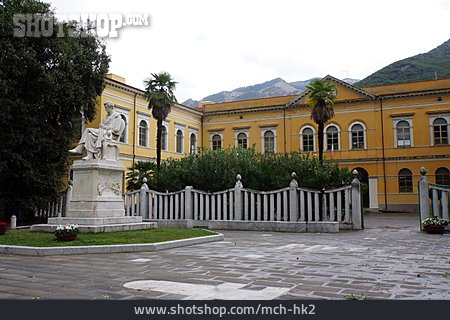 
                Bibliothek, Carrara, Antonio Gramsci                   