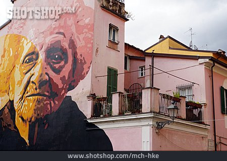 
                Seniorin, Urban, Fassadenmalerei, Carrara                   