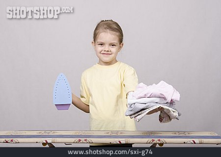 
                Mädchen, Hausfrau, Bügeln                   