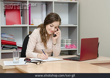 
                Geschäftsfrau, Telefonieren, Büroangestellte, Kundenservice                   