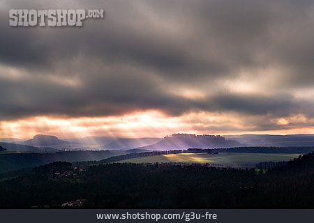 
                Sonnenstrahlen, Bewölkter Himmel, Elbsandsteingebirge                   