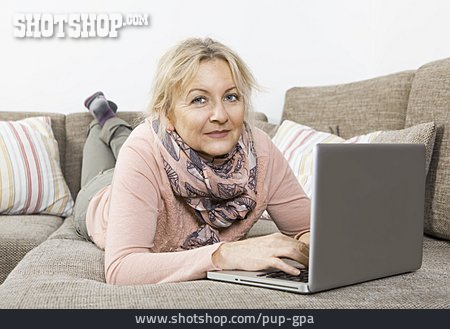 
                Frau, Laptop, Online, Wlan                   