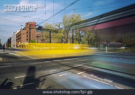 
                Kreuzung, Straßenbahn, Straßenverkehr                   