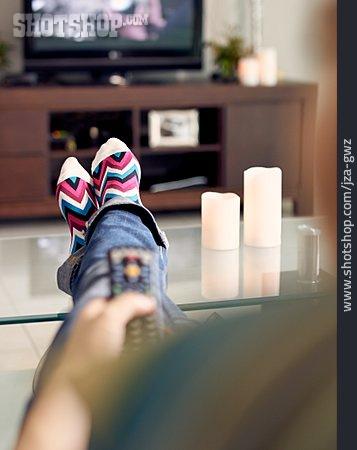 
                Häusliches Leben, Fernsehen, Füße Hochlegen                   