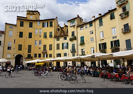 
                Lucca, Piazza Dell' Anfiteatro                   