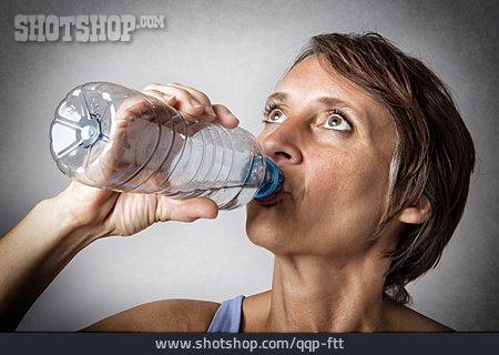 
                Erfrischung, Wasserflasche, Sportlerin                   