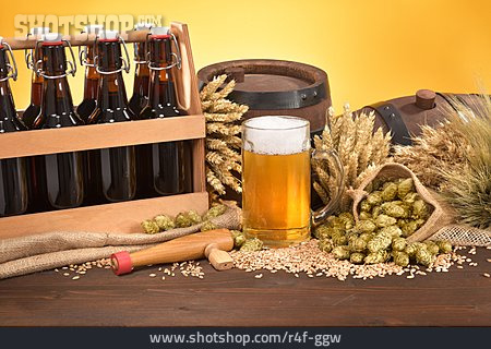 
                Bier, Bierkrug, Bierflaschen                   